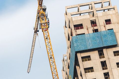 个人能承包建筑工程吗？——从劳务分包角度解读法律边界与实践路径